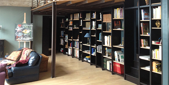 Bibliothèque sur mesure dans un loft à Saint-Malo