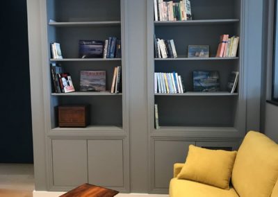 Bibliothèque sur mesure avec reprise du style année 30 des boiseries de l'appartement par Villa Courtois