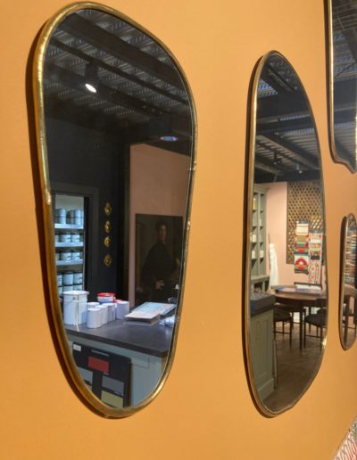 Miroirs en finition laiton doré. Existe en trois formats. En vente au showroom.