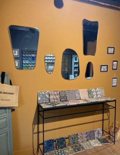 Miroirs en finition laiton doré. Existe en trois formats. En vente au showroom.