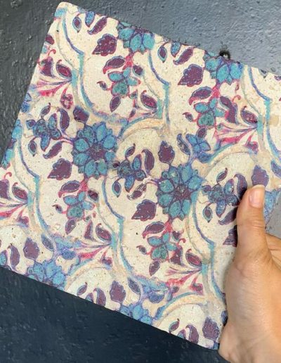 Carreaux de travertin imprimés au laser, signés Nina Farré. En vente au showroom.