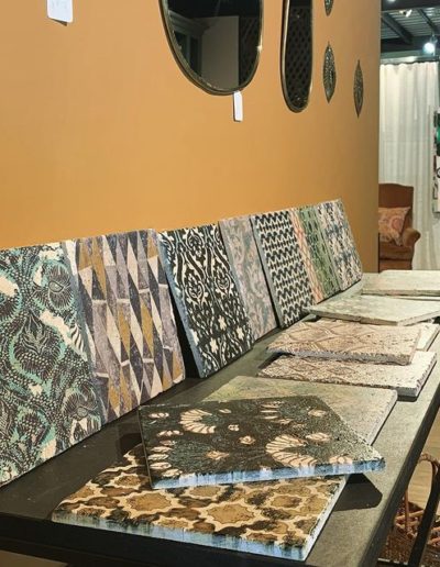 Carreaux de travertin imprimés au laser, signés Nina Farré. En vente au showroom